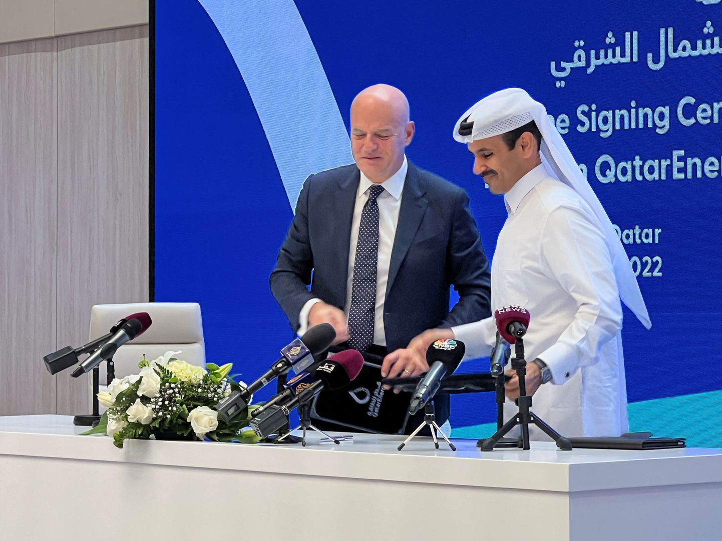 Itaalia energiakompanii Eni president Claudio Descalzi ja Qatari energeetikaminister ning QatarEnergy juht Saad al-Kaabi allkirjastasid Dohas partnerluslepingu.