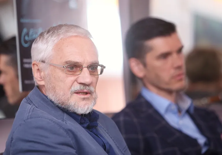 Režisors Pēteris Krilovs (no kreisās) un mūziķis Kaspars Zemītis piedalās preses konferencē mūzikas namā "Daile", kurā informē par jaunu koncertuzvedumu, kurā tiks izmantoti fragmenti no Imanta Ziedoņa darbiem.