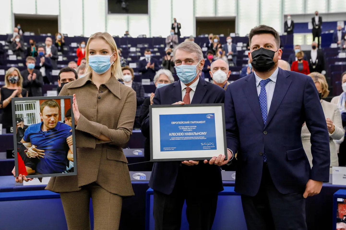 Darja Navalnaja, David Sassoli ja Leonid Volkov Sahharovi auhinna üleandmisel.