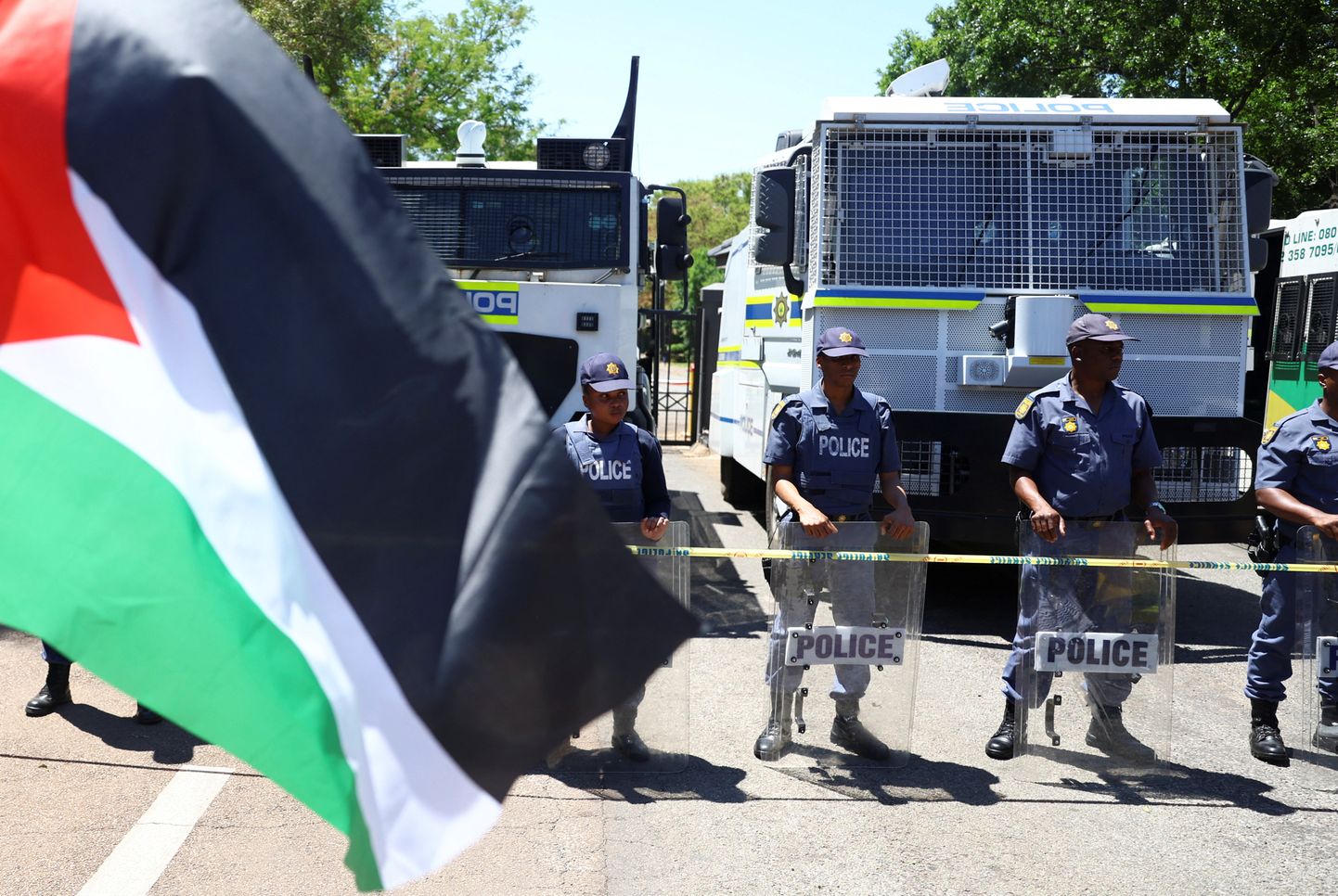 LAVi politsei turvamas Iisraeli saatkonda Pretorias palestiinlasi toetava meeleavalduse ajal.