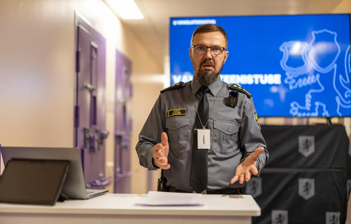 Vanglateenituse juht Rait Kuuse Tartu vangla tühjaks jäänud E-hoones.