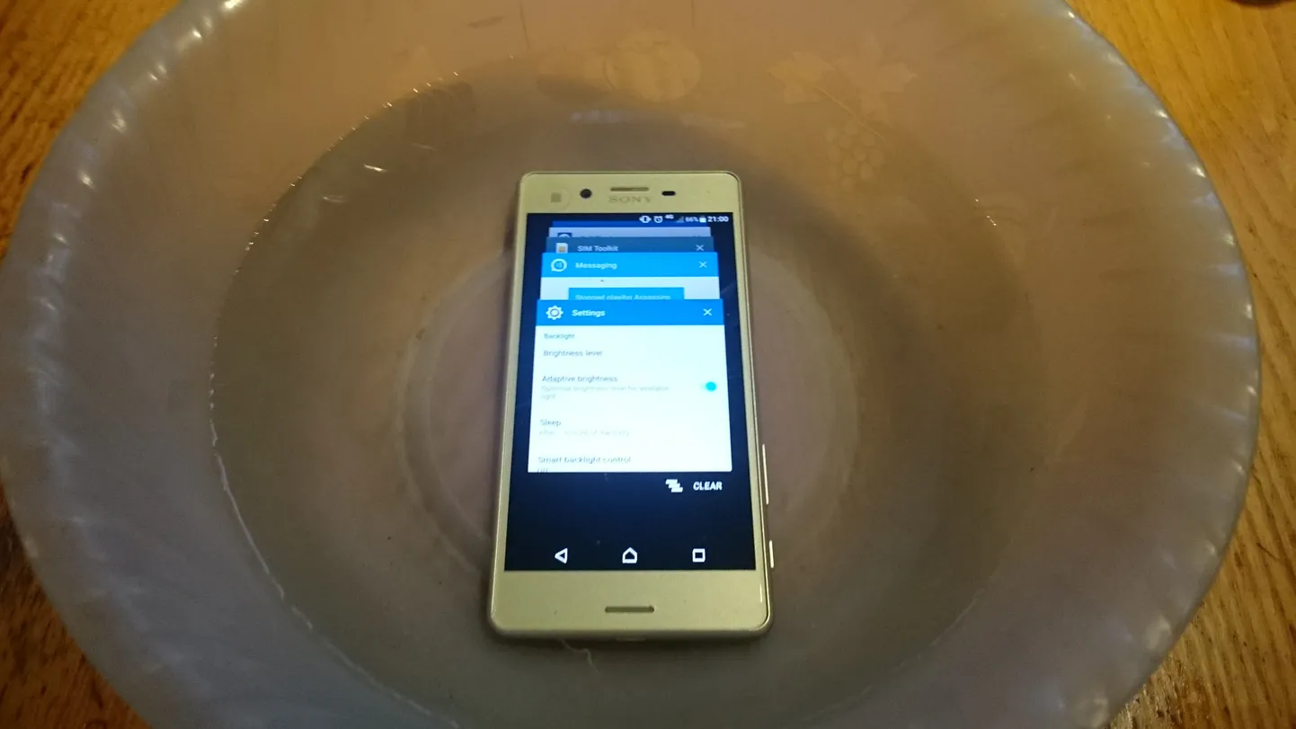 Sony Xperia  X Performance võib potti või supikaussi korraks kukkuga küll, sest veekindlus tagab ka suurema töökindluse.