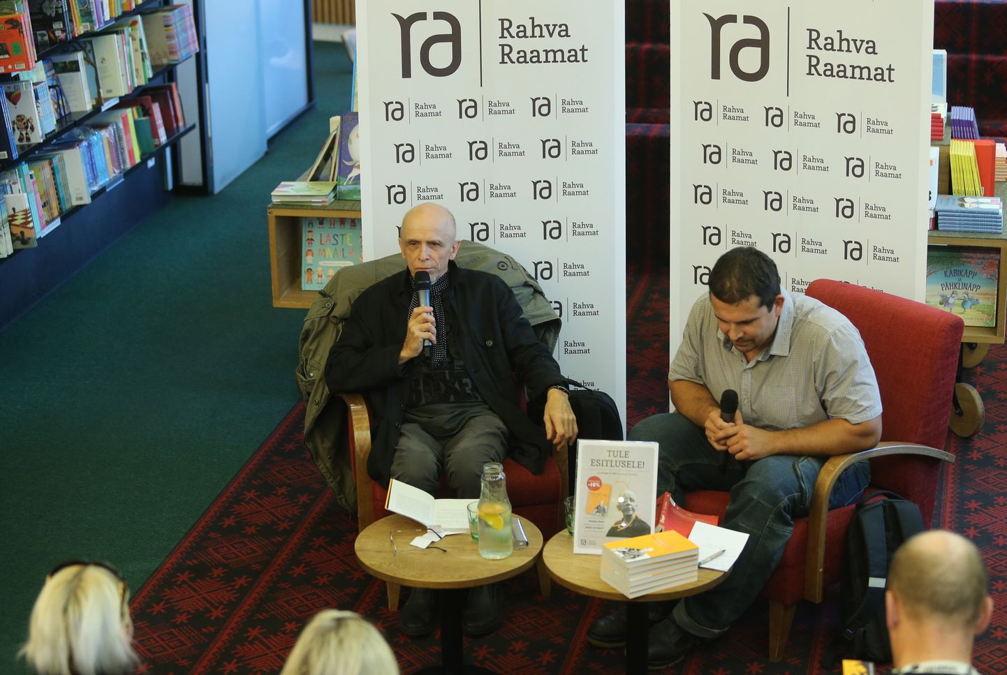 Mihkel Mutt (vasakult) ja Mihkel Kunnus istusid raamatut tutvustama.