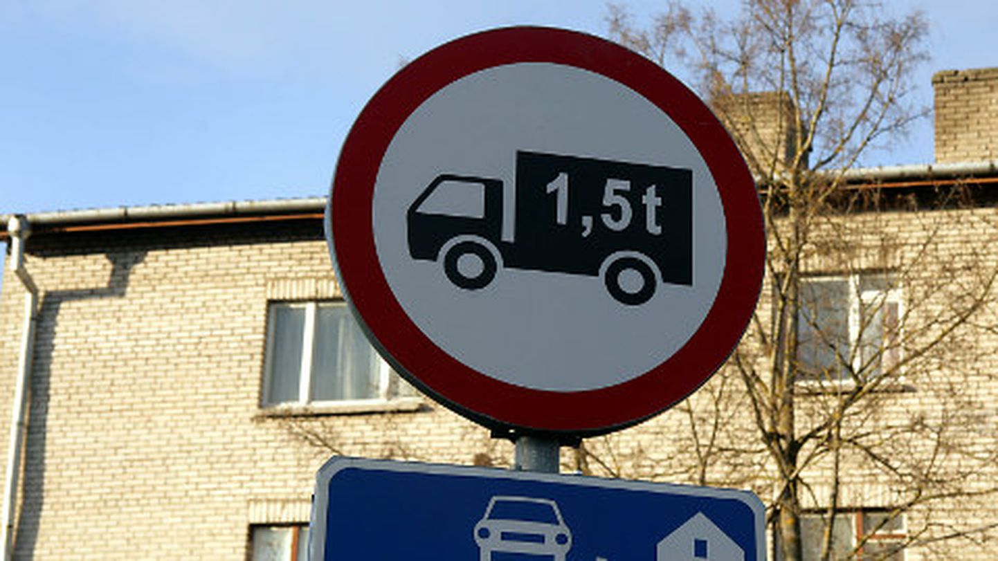 Vahe tänav 3 asuva maja sissesõidutee juures piirab sõitjaid liiklusmärk, mida üheski seaduses olemas ei ole.