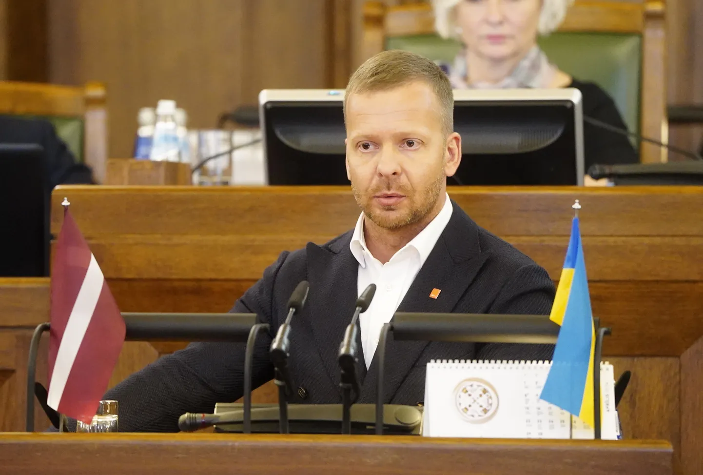 Saeimas deputāts Aleksejs Rosļikovs uzrunā klātesošos no tribīnes Saeima ārkārtas sēdē, kurā lemj par uzticības izteikšanu diplomātei, topošajai ārlietu ministrei Baibai Bražei.