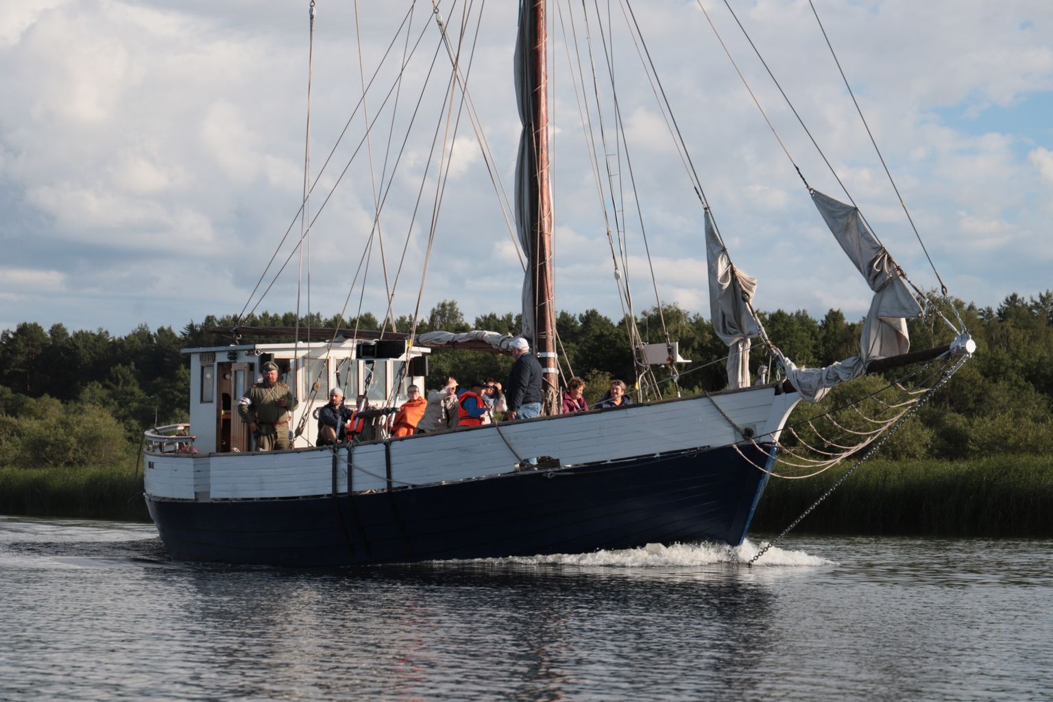 Purjelaev Delfin on Narva-Jõesuus Narva jõel varemgi seilanud.