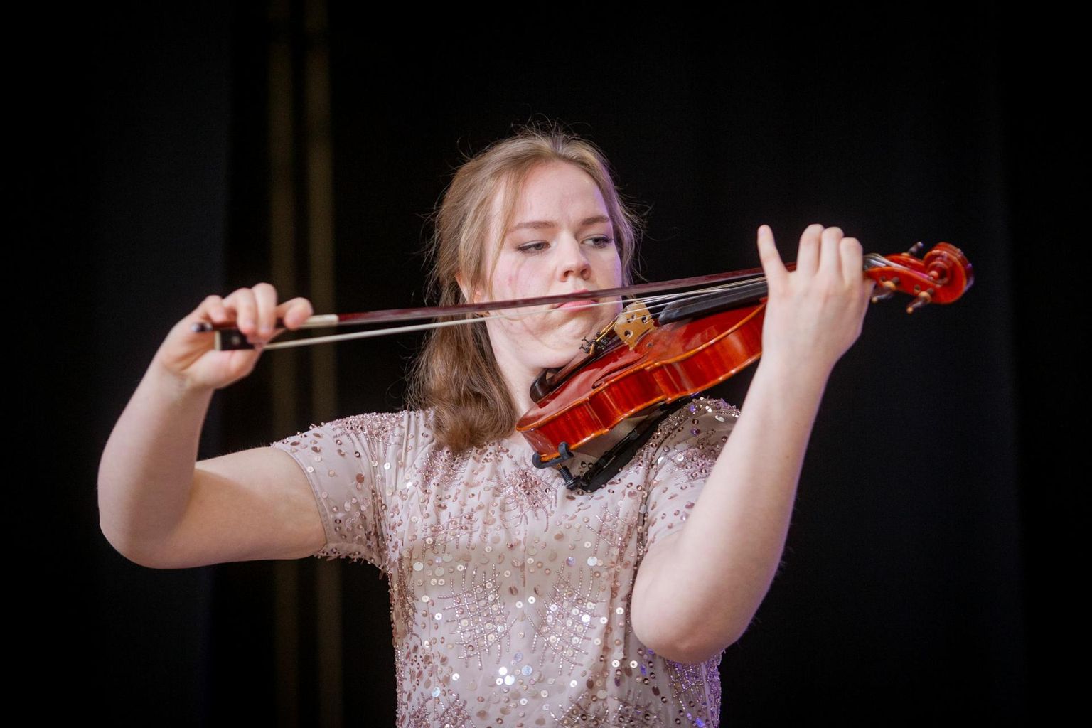 Mia Kurvits esitas viiulil tuntud heliloojate loomingut.