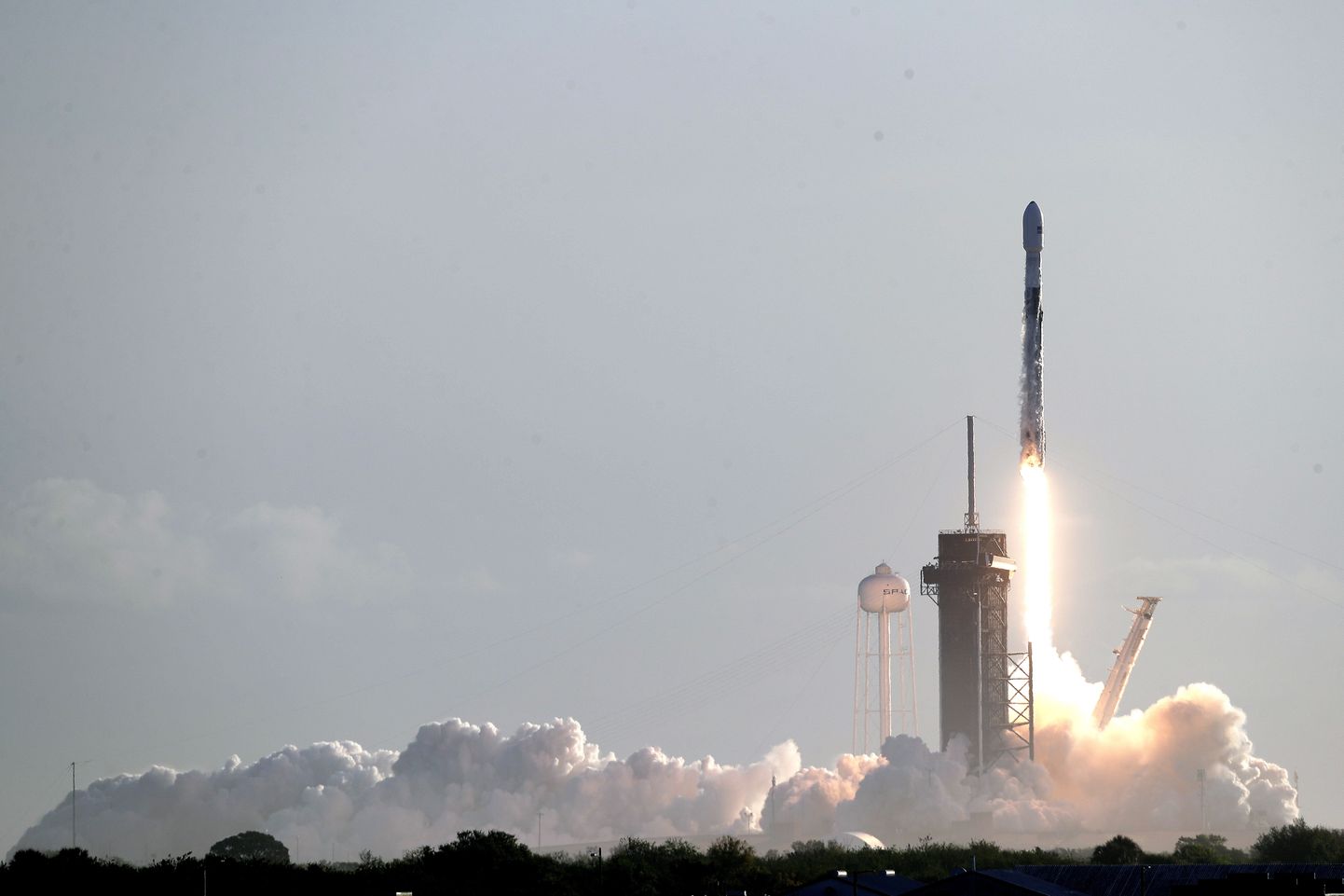 SpaceX-i kanderakett Falcon 9 startimas Canaverali neemelt Floridas.