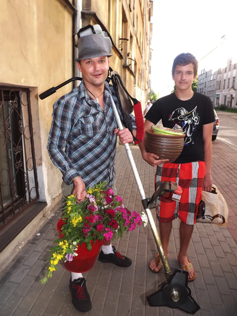 Latvijas Nacionālā teātra aktieris Egils Melbārdis ar dēlu Gustavu, apbruņojušies ar darba rīkiem, dodas ceļā uz savu dārzu Vecumniekos 