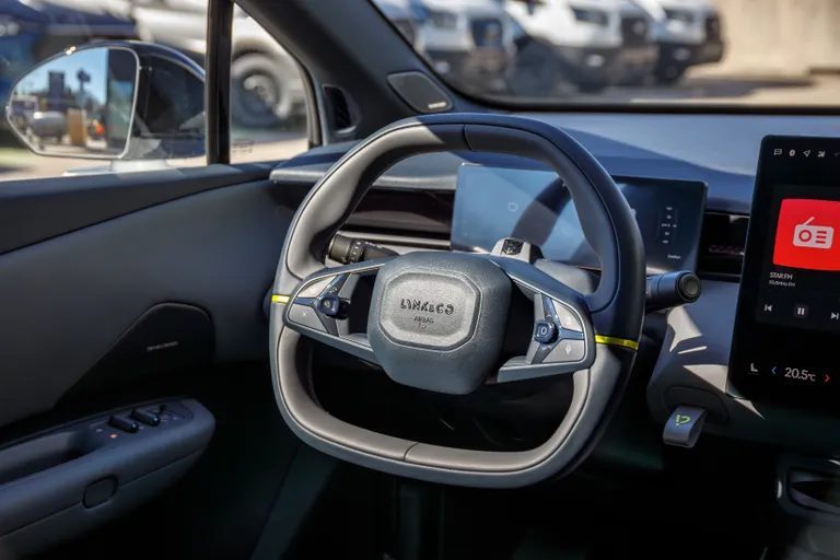 Juhtnupud roolil on intuitiivselt lihtsalt kasutatavad. Ühte nuppu roolil saab juht ise nö programmeerida, ehk valida viie võimaluse vahel, mida see nupp teeb. Lynk & Co 02. Info-Auto.
