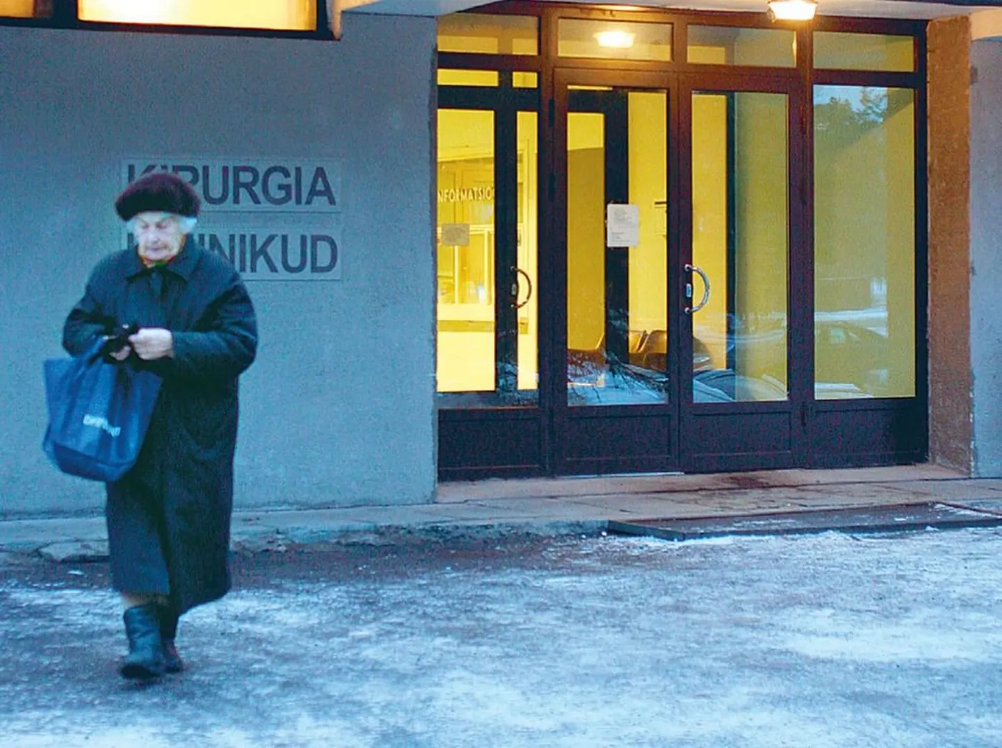 Põhja-Eesti regionaalhaiglas on surnute äravedamise reeglid, kuid Hiiu onkoloogiakeskus eiras neid, viies surnut morgiautosse läbi vestibüüli teiste patsientide ja külastajate silme all. Haigla vabandas ja kinnitas, et tegemist oli erandjuhuga.