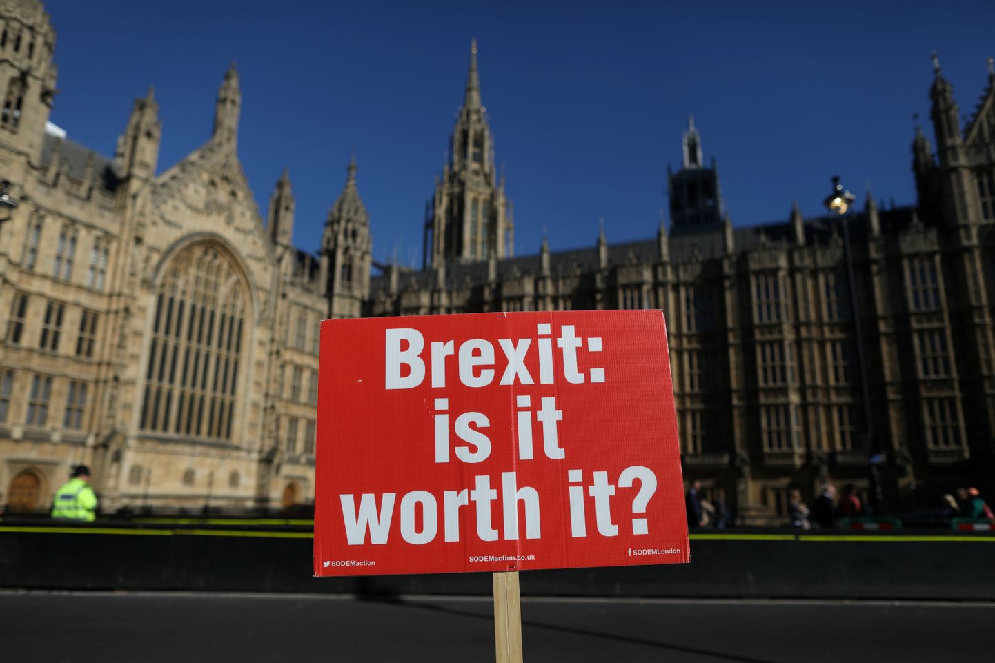 Brexiti vastane plakat Londoni parlamendi hoone ees.