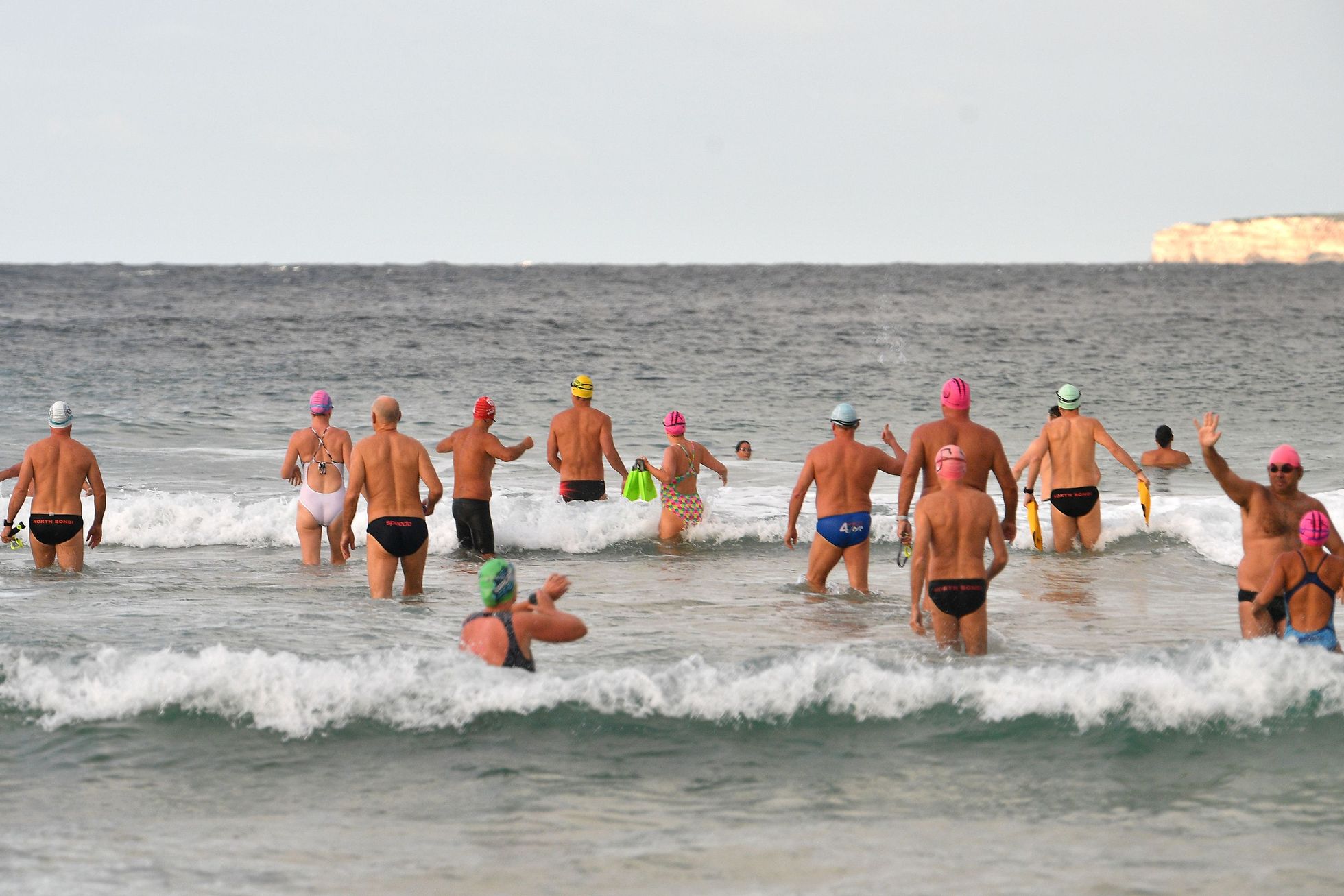 Pärast viienädalast pausi tuli Bondi randa hulk inimesi, et taas ujuda.