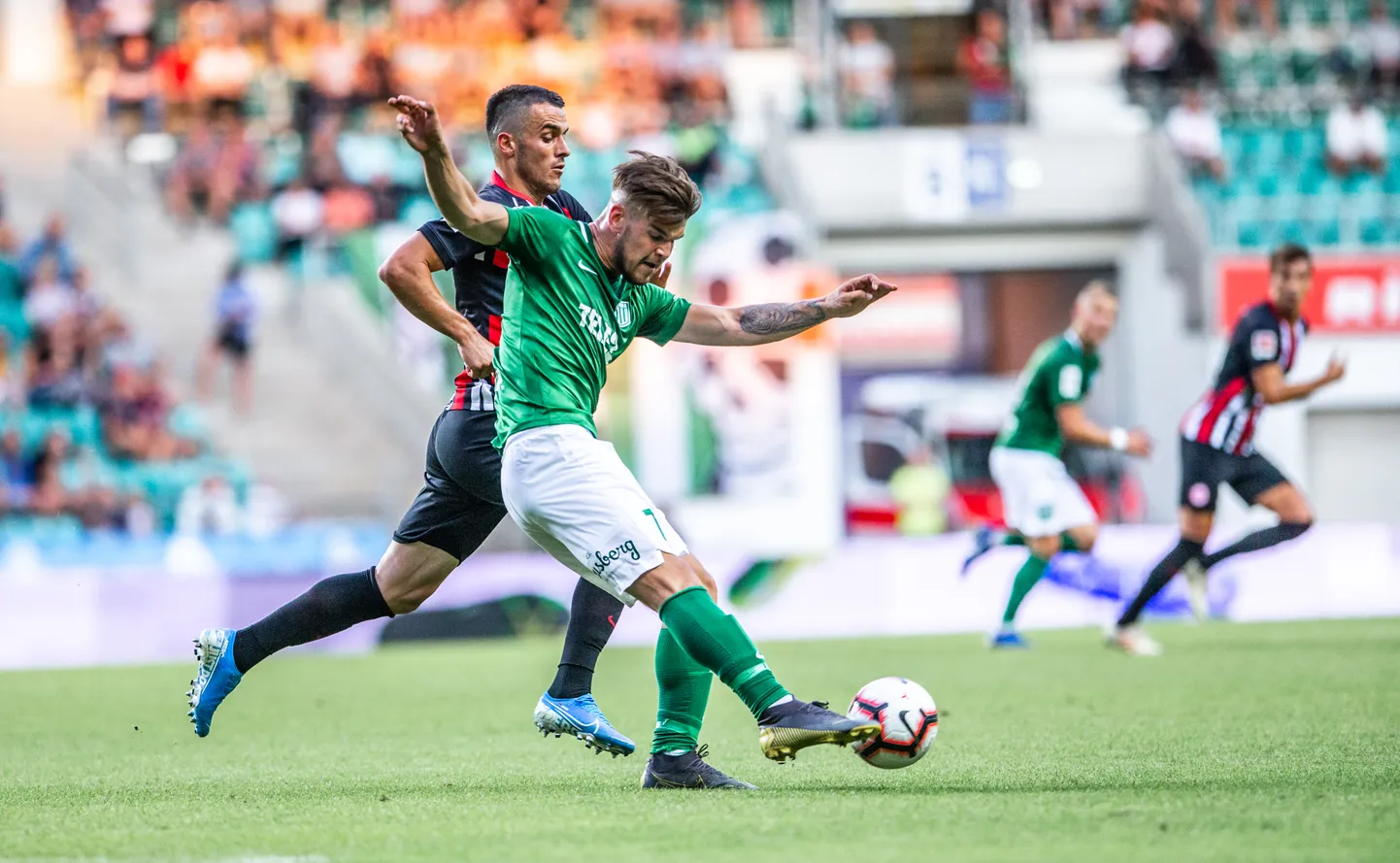 Frank Liivak (rohelises) Tallinna FC Flora särgis.