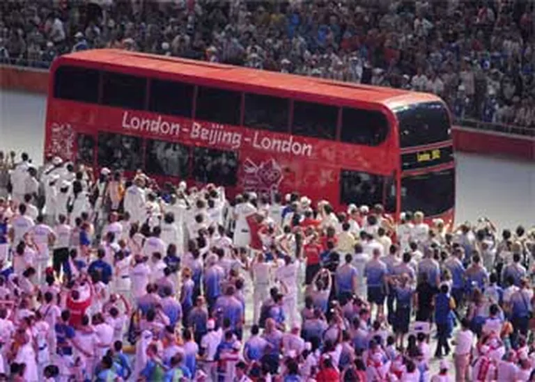 Sarkanais Londonas busiņš Olimpisko spēļu stadionā. 