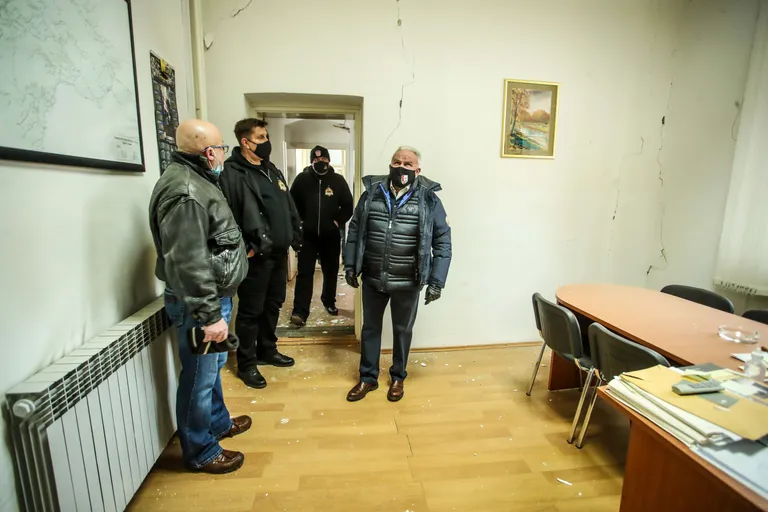 Horvaatia Petrinja linnapea Darinko Dumbović (paremal) koos teiste võimuesindajatega uurimas maavärinas kannatada saanud linnavalitsuse hoonet.