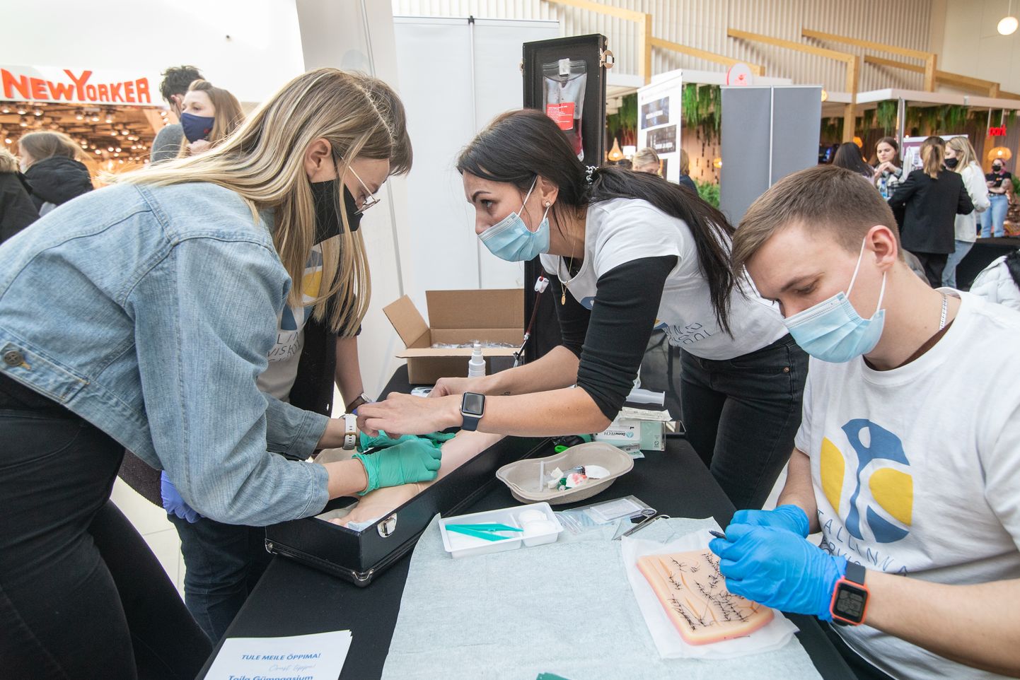 Tallinna tervishoiu kõrgkooli tudengid näitasid haridusmessil, kuidas teha lihasesisest süsti, õmmelda haava ja eemaldada niite ning panna kanüüli.
