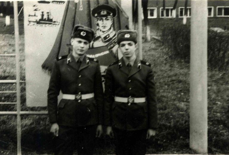 Soldat Jüri Eestist ja soldat Uldis Lätist pärast sõdurivande andmist Saksamaal Glau linnas aastal 1984.