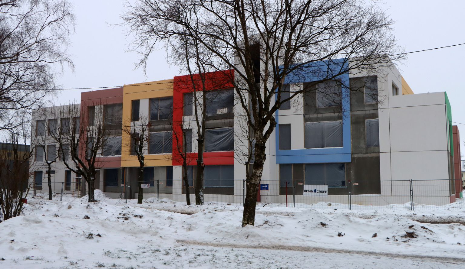 Новая школа привлекает внимание необычными цветными стенами, скоро крышу увенчает стеклянный купол.