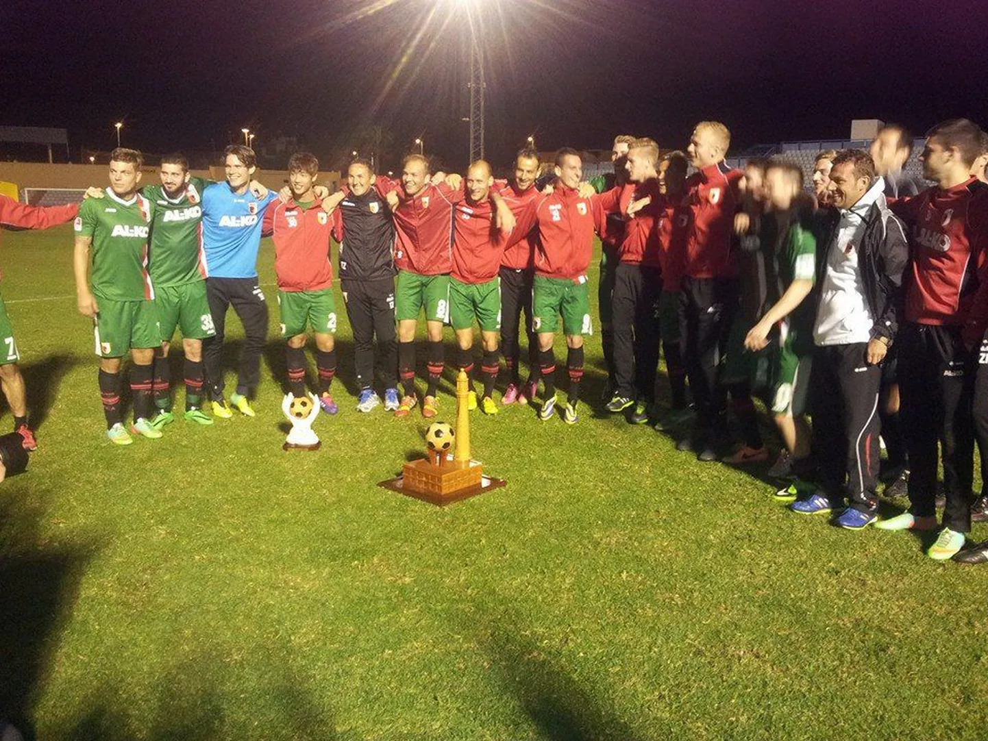 FC Augsburgi mängijad eilset võitu tähistamas.