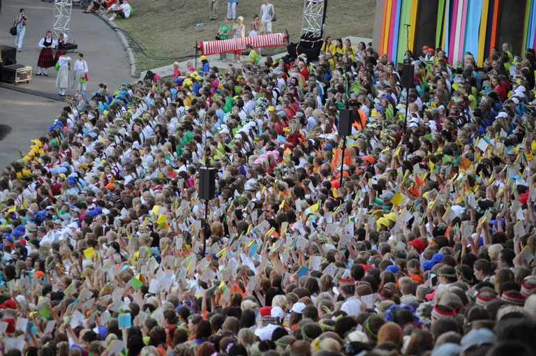 XI Skolēnu dziesmu un deju svētku noslēguma koncerta mēģinājums 2010. gadā.
