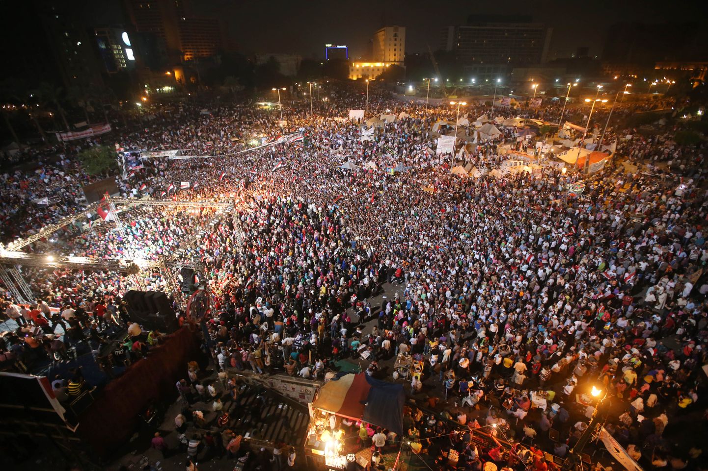 Endise presidendi Mohamed Morsi vastased Kairos Tahriri väljakul