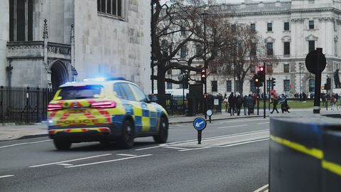 Lielbritānijas policija nesaista cilvēku saduršanu vilcienā ar terorismu