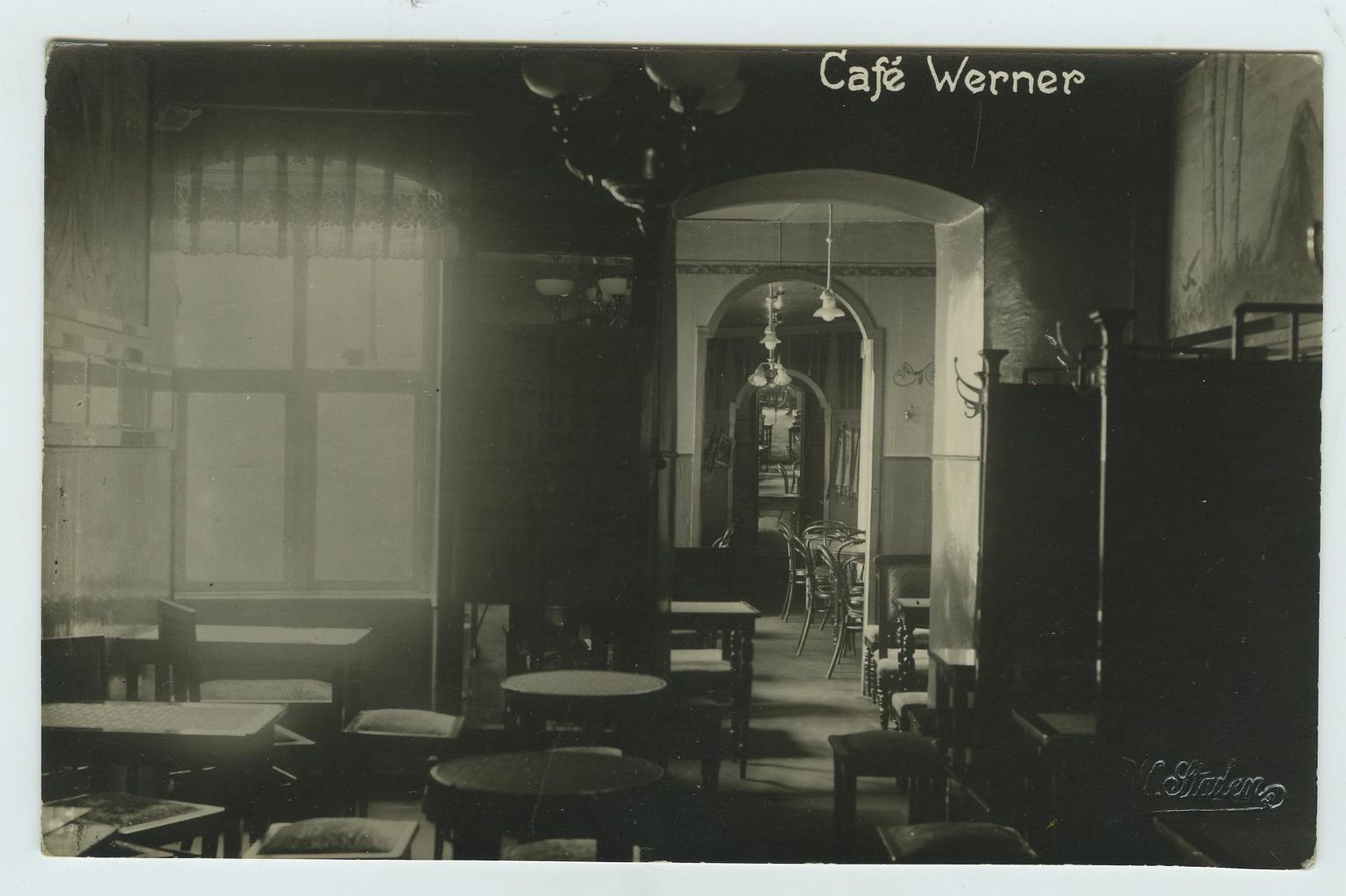 Wernerile iseloomulikke vaheseintega sektsioone kutsuti vaguniks. Kohviku tagumine, suitsune ruum oli maletajate päralt. Mängiti ka doominot, tamkat ja teisi lauamänge. Andrus Rüütli erakogu