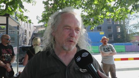 AC/DC oboževalci že pred vrati, a odkrita napaka na uradnih majicah