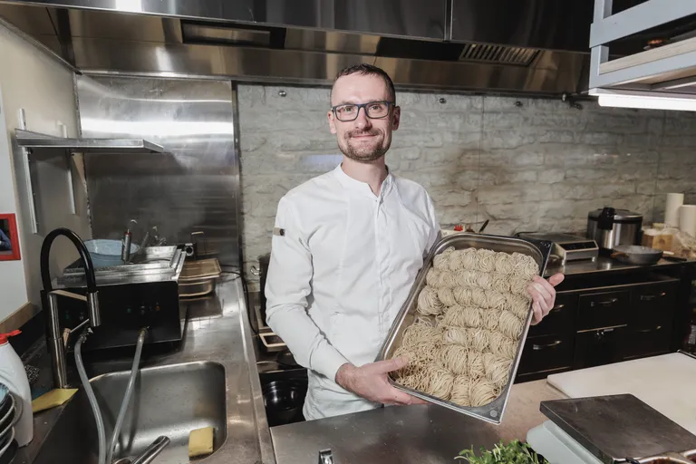 Kanuti Ramen Baar kaasomanik ja kokk Taras Shulika valmis raameninuudlitega