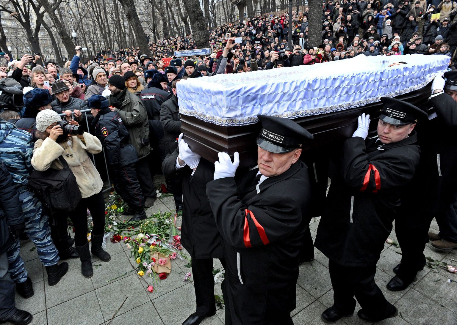 Boriss Nemtsovi sark pärast Sahharovi keskuses toimunud matusetseremooniat teel Trojekurovskoje kalmistu poole.