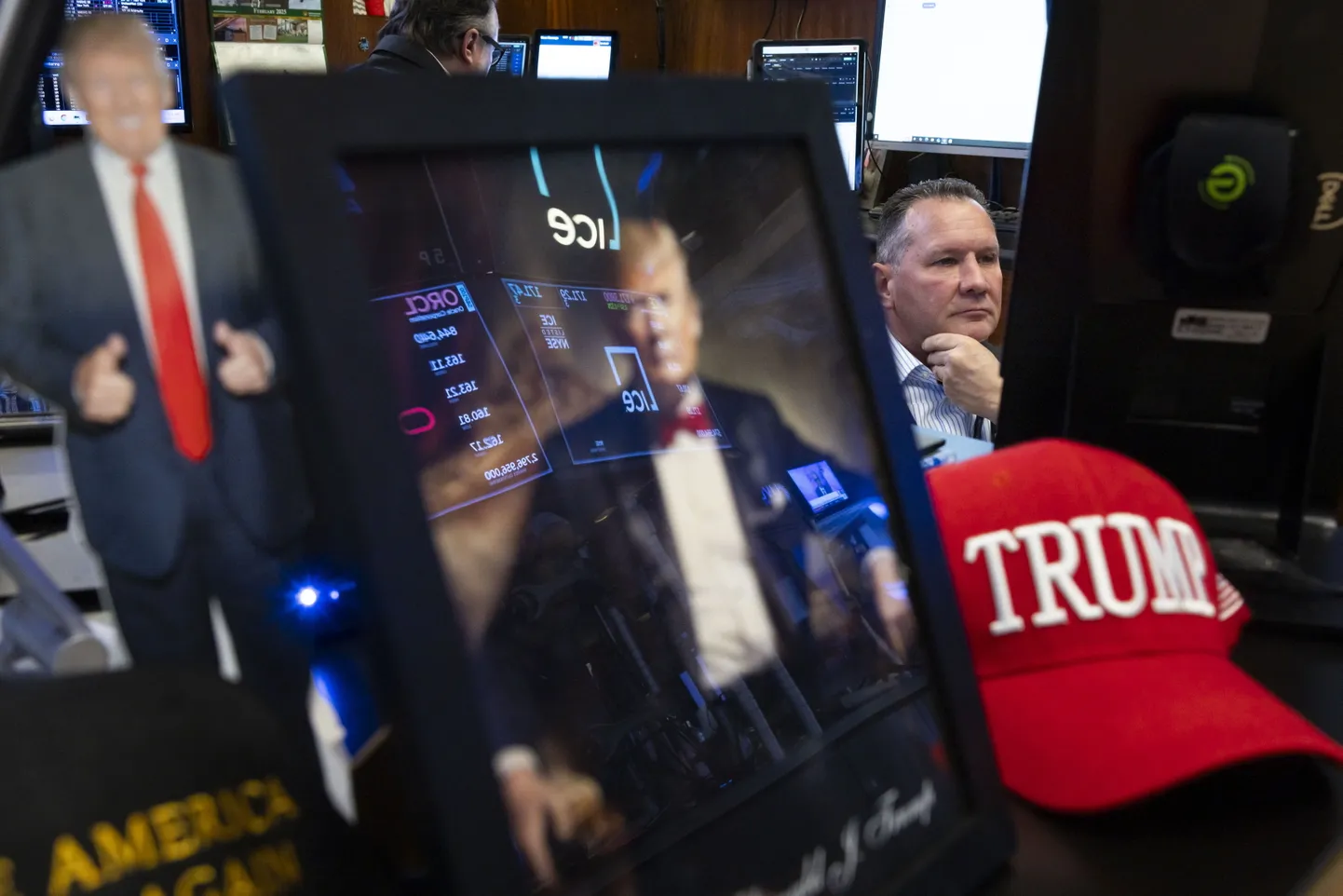 New York Stock Exchange'i kaupleja paistab kauplemispõrandal Trumpi meenete installatsiooni tagant. New York, USA, 28 veebruaril 2025.