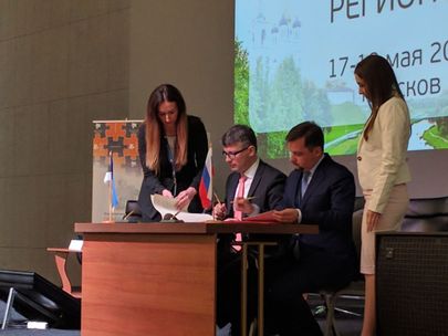 Министр госуправления Михаил Корб подписывает соглашение о трансграничном сотрудничестве с Россией. Псков, 18 мая 2017 года/ фото: Postimees