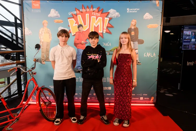 No kreisās: Dāvis Ozols (Toms), Adrians Petrovics (Hugo) un Elīza Kļava (Karla).