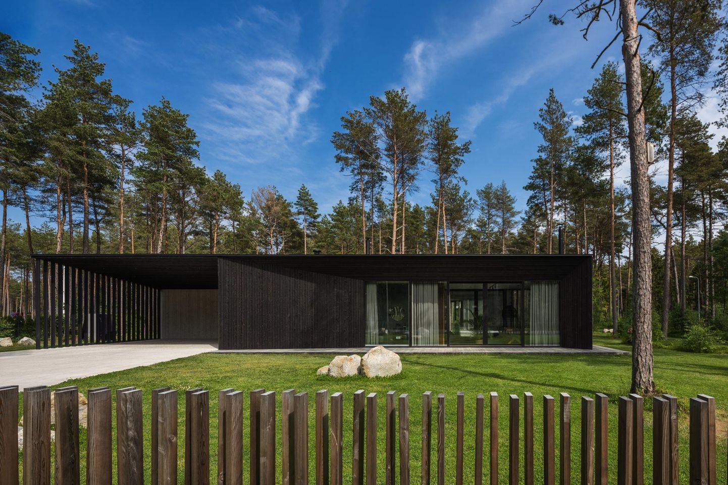 Joel Kopli Laaneotsa maja pälvis 2021. aasta Eesti Arhitektide Liidu eramupreemia ja 2020. kuulutati aasta betoonehitiseks.