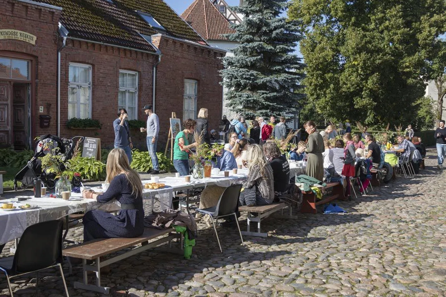 Pihlaka- ja vaarikaokstega dekoreeritud hiiglapikk söögilaud Kondase keskuse ees sai  linlaste kohtumispaigaks.