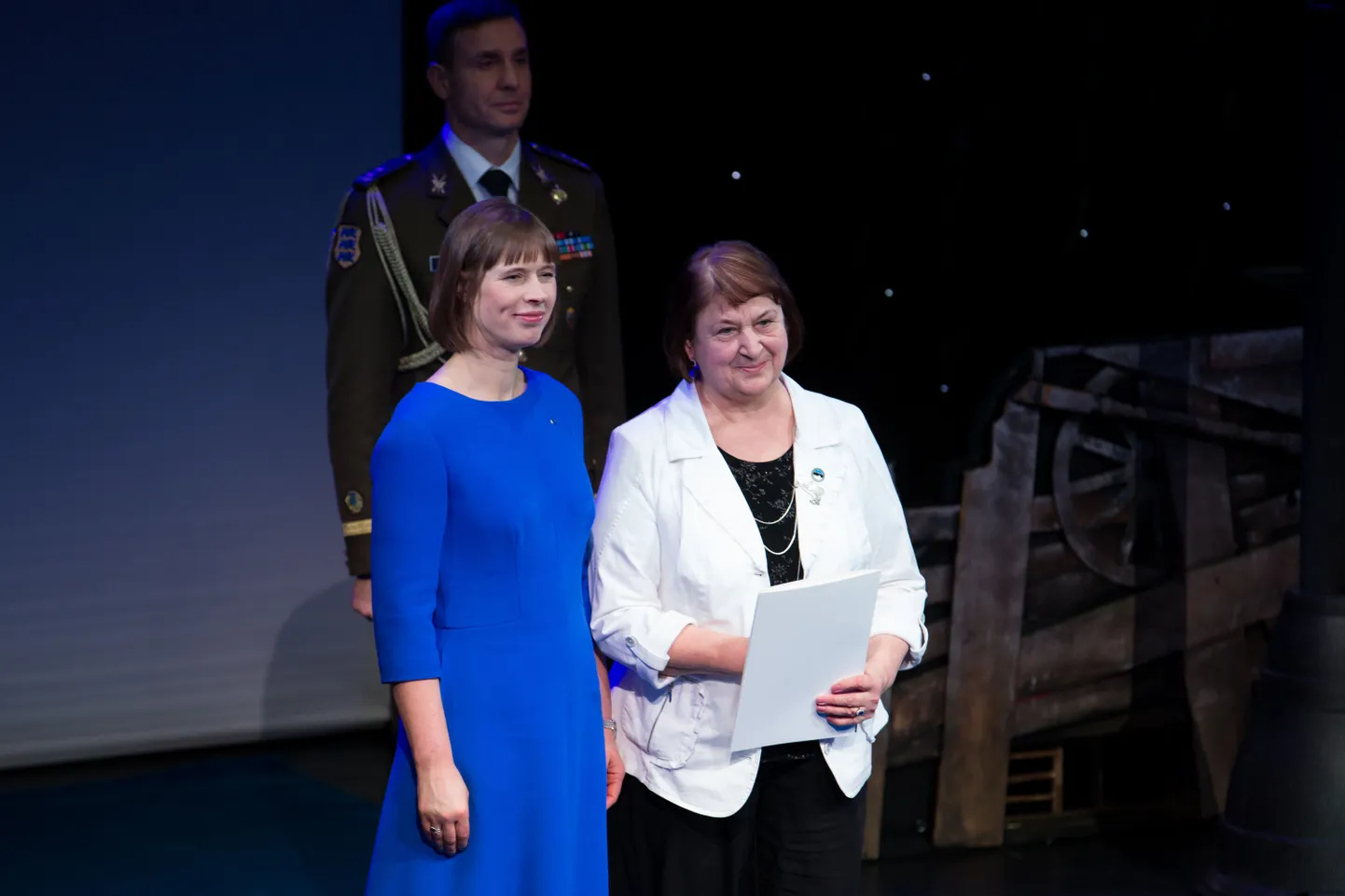 President Kersti Kaljulaid Eesti Vabariigi 99. sünnipäeva eel Tiiu Teesalule teenetemärki üle andmas.