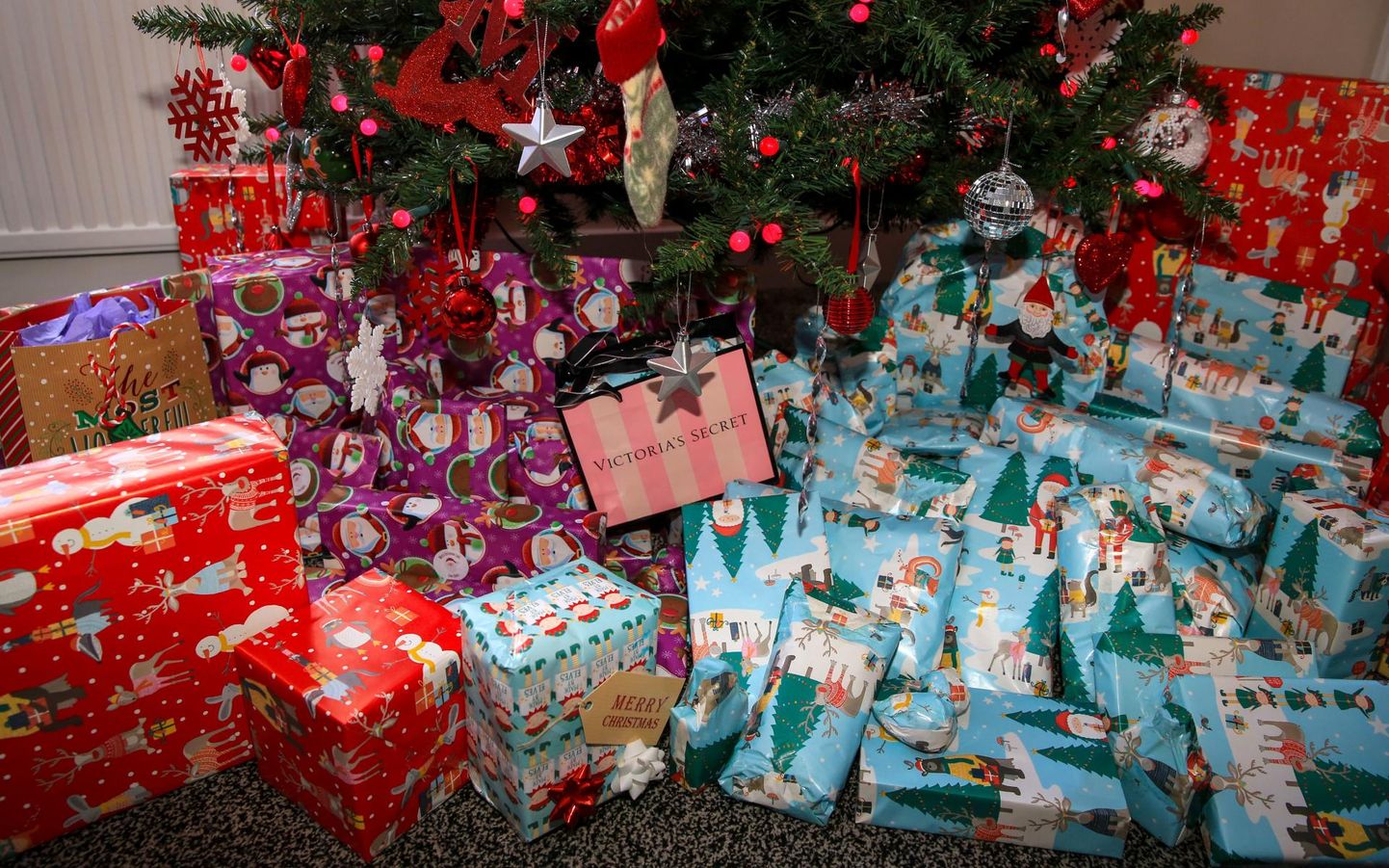 Lähedastele kingituste tegemine on meeldiv, kuid jõulukuusk ei peaks kingituste all kokku murduma.