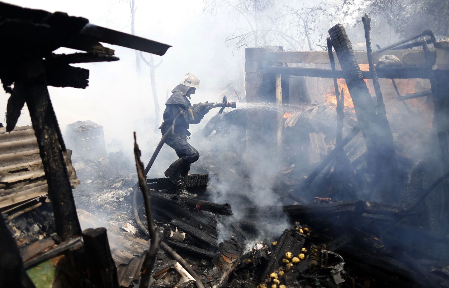 Tuletõrjujad kustutamas tuld Donetskis suurtükituld.