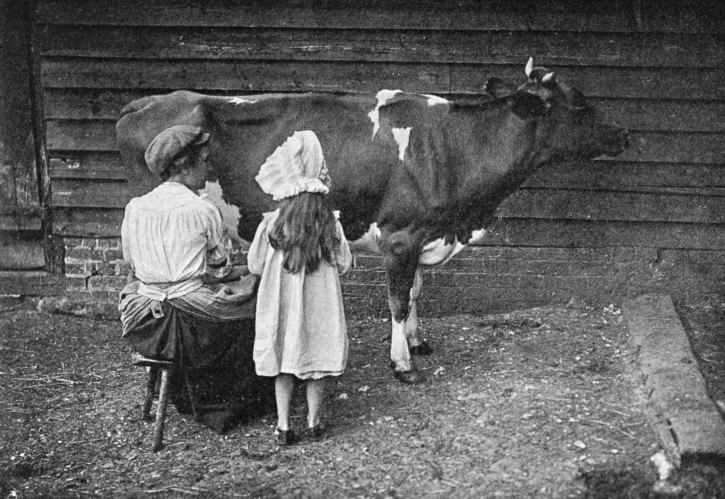 Ema tütre ja lehmaga, foto aastast 1911