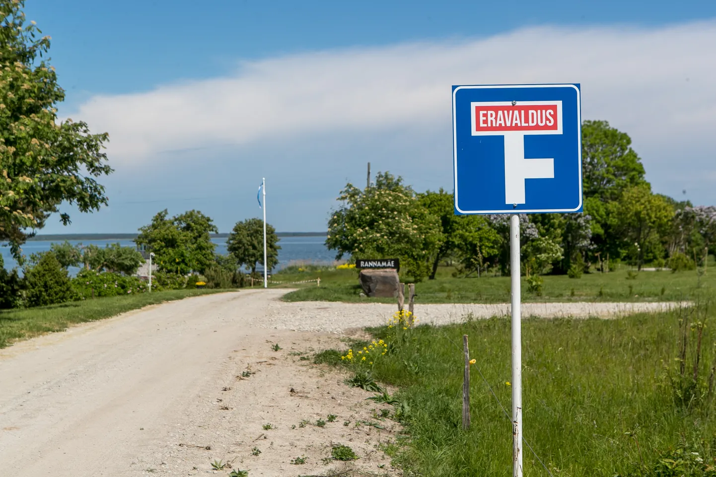 ERATEE? Rannamäe kinnistu omanike Ivo ja Halliki Väli sõnul sai märk paigaldatud aastaid tagasi kokkuleppel ja koostöös teiste eratee omanikega. 
“Selle põhjuseks oli teel kihutamine, tolm ja tee olukorra halvenemine,” 
selgitasid maaomanikud.