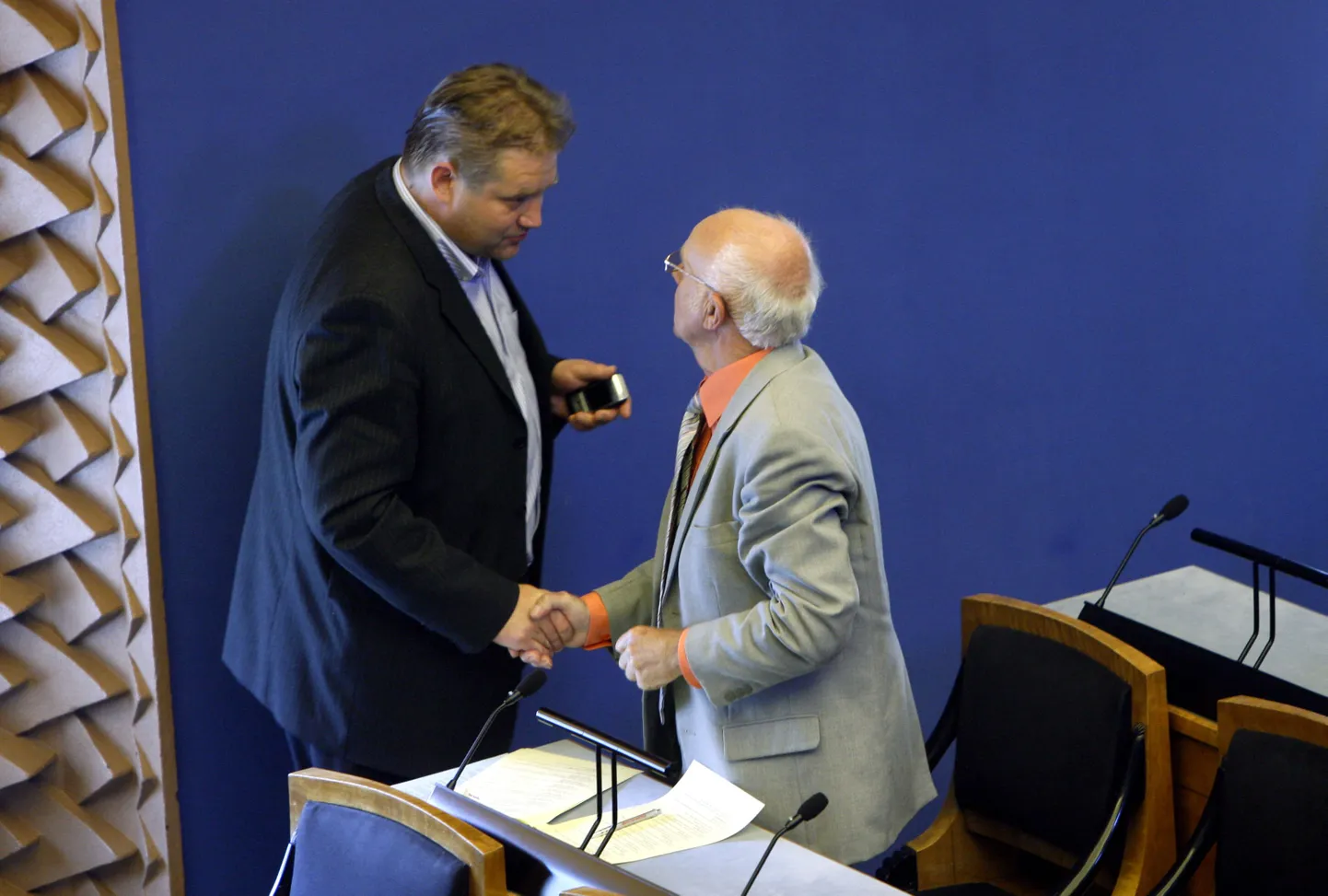 Kätt suruvad üksiksaadik Jaan Kundla ja sotsist endine rahandusminister ja ilmselt tulevane eurosaadik Ivari Padar.