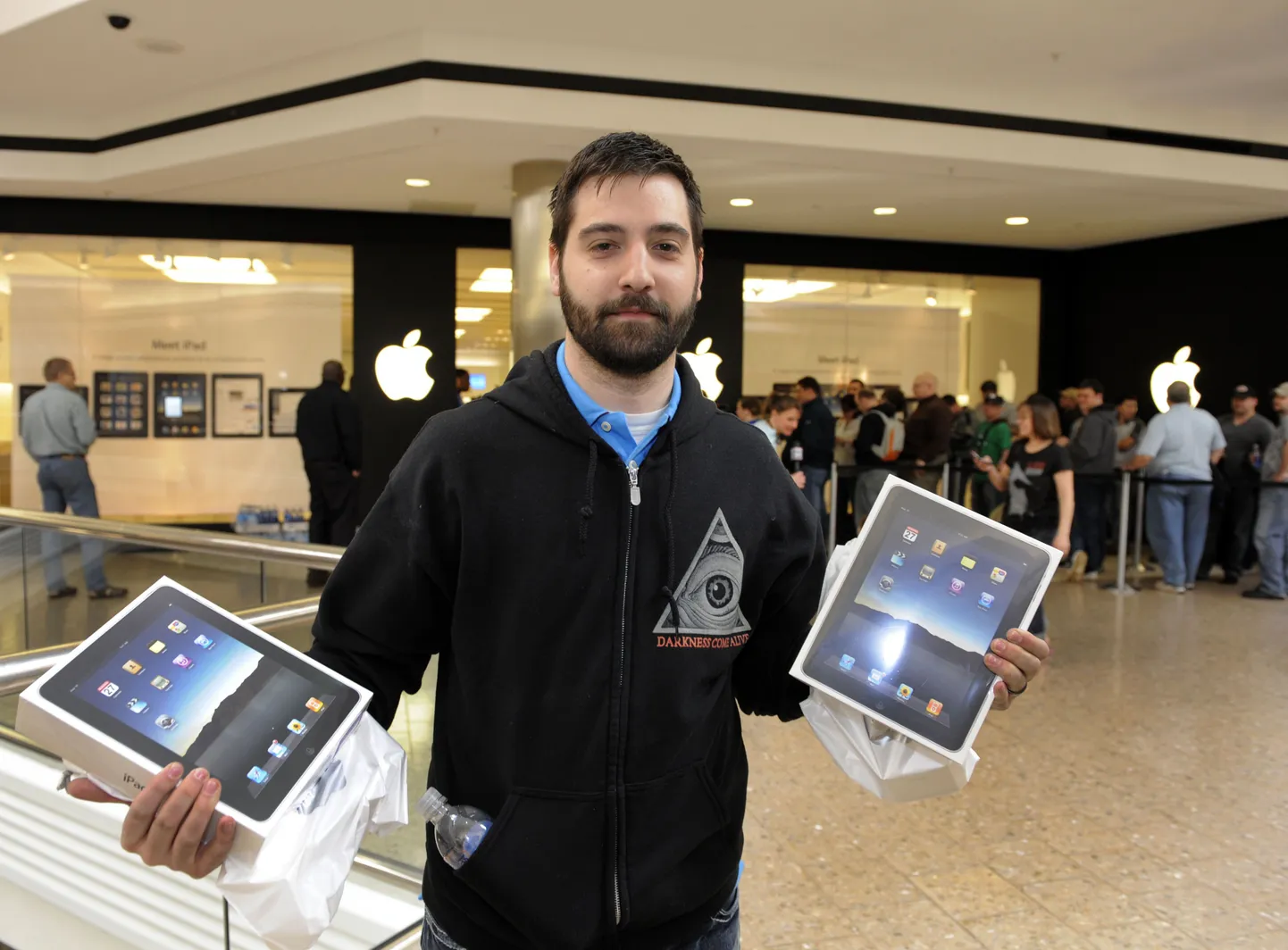 Счастливый обладатель сразу двух iPad в день начала продаж устройств в США