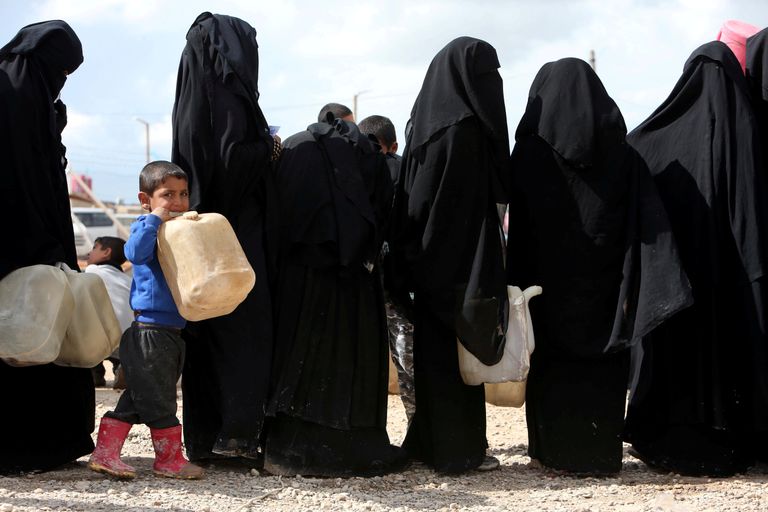 Naised ja lapsed aprillis al-Holi põgenikelaagris kütusejärjekorras.