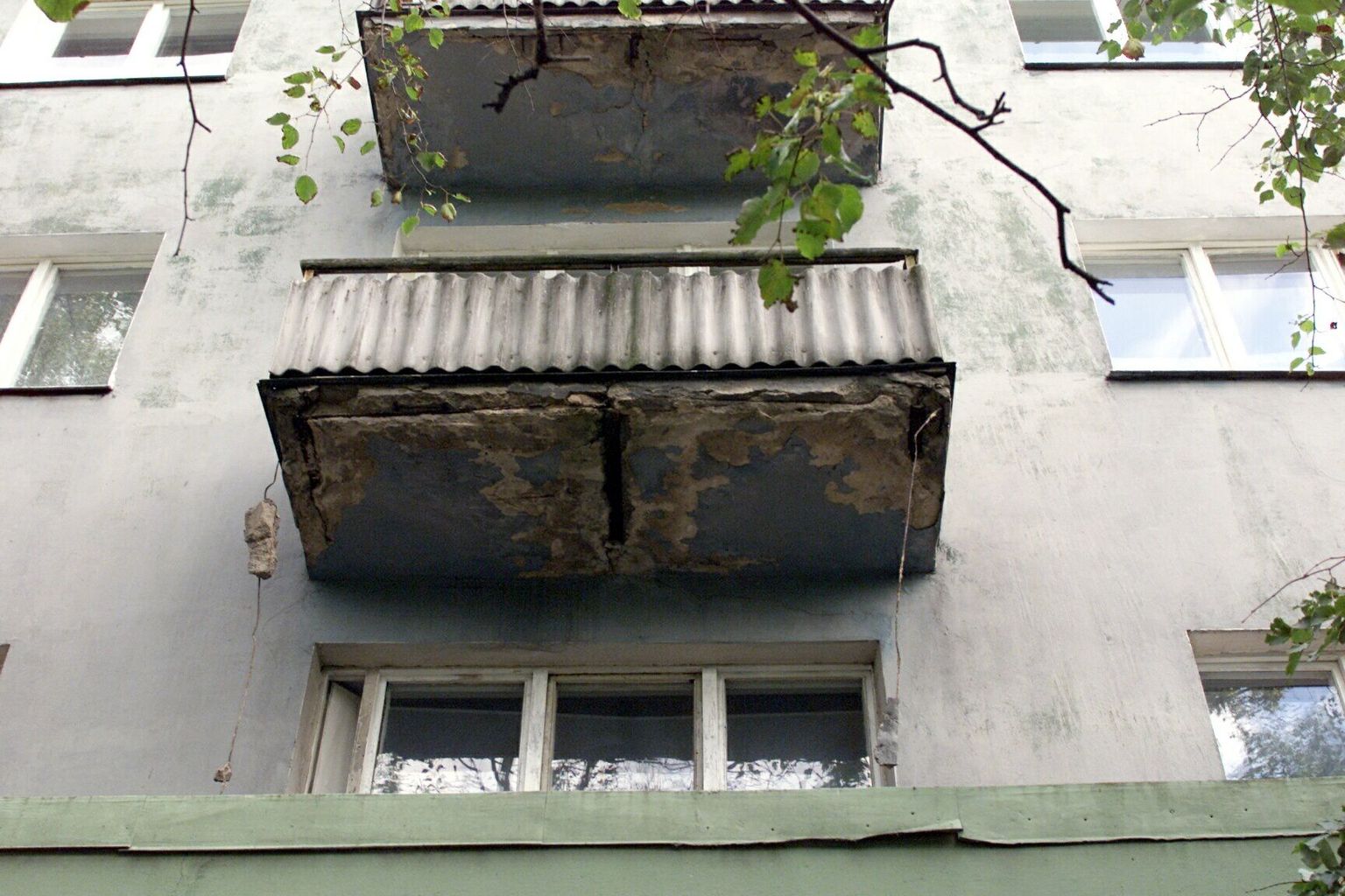 Трещина на балконе. Обрушение балкона в хрущевке. Бетонная плита на балконе. Дефекты балконов. Обследование балконов хрущевок.