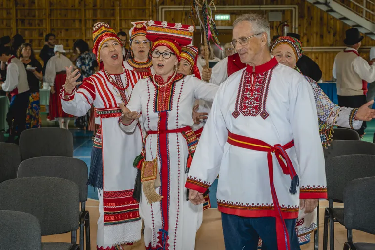 Ersa kultuuriseltsi Sjatko liikmed, keskel Natalia Abrosimova