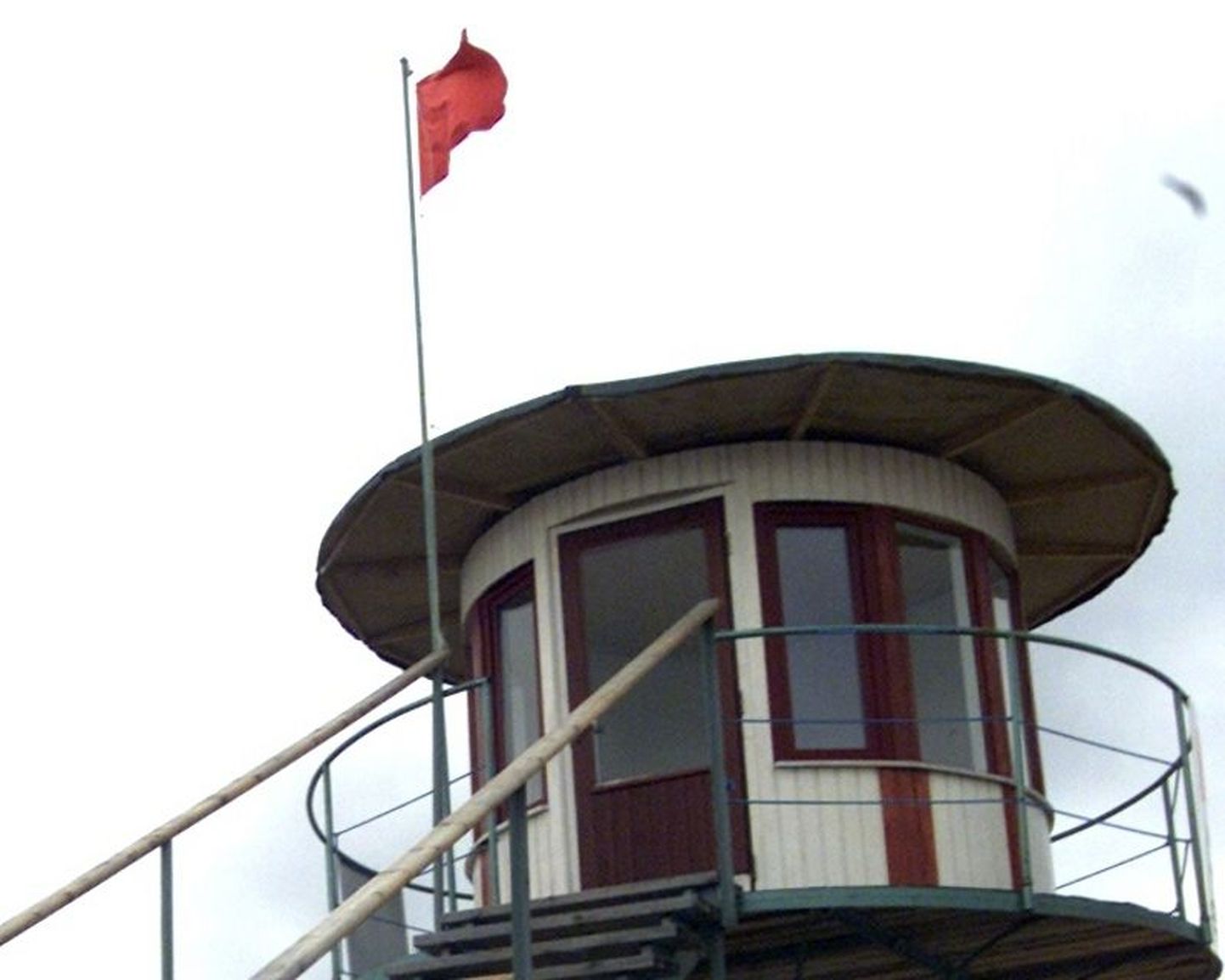 Pärnu rannas lehvib vetteminemist keelav punane lipp. Foto on illustratiivne.