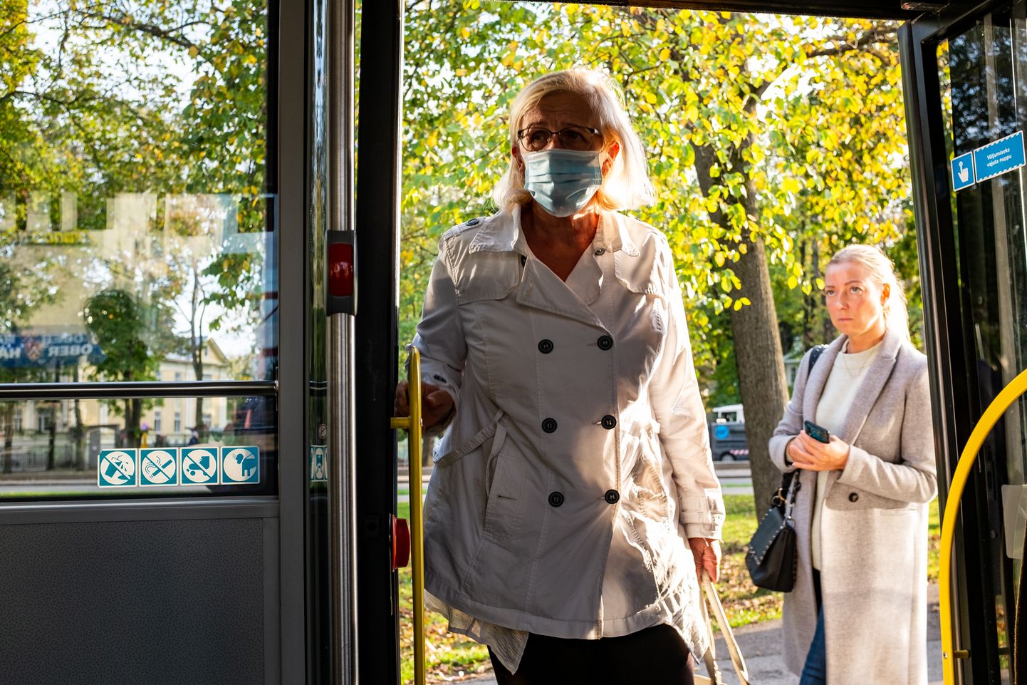 Terviseameti hinnangul on madalama haigestumise põhjuseks hügieeninõuete järgimine. Illustreerival pildil maskiga naine bussi sisenemas. 07.10.2020, Tallinn.