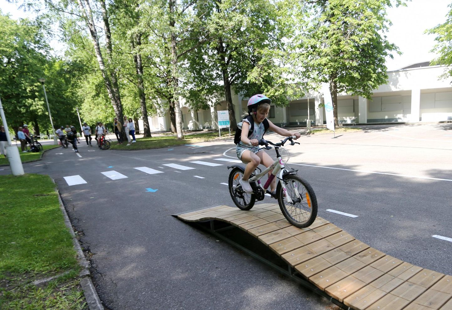 Noored ratturid saavad uuel rajal harjutada erinevate takistuste ületamist.