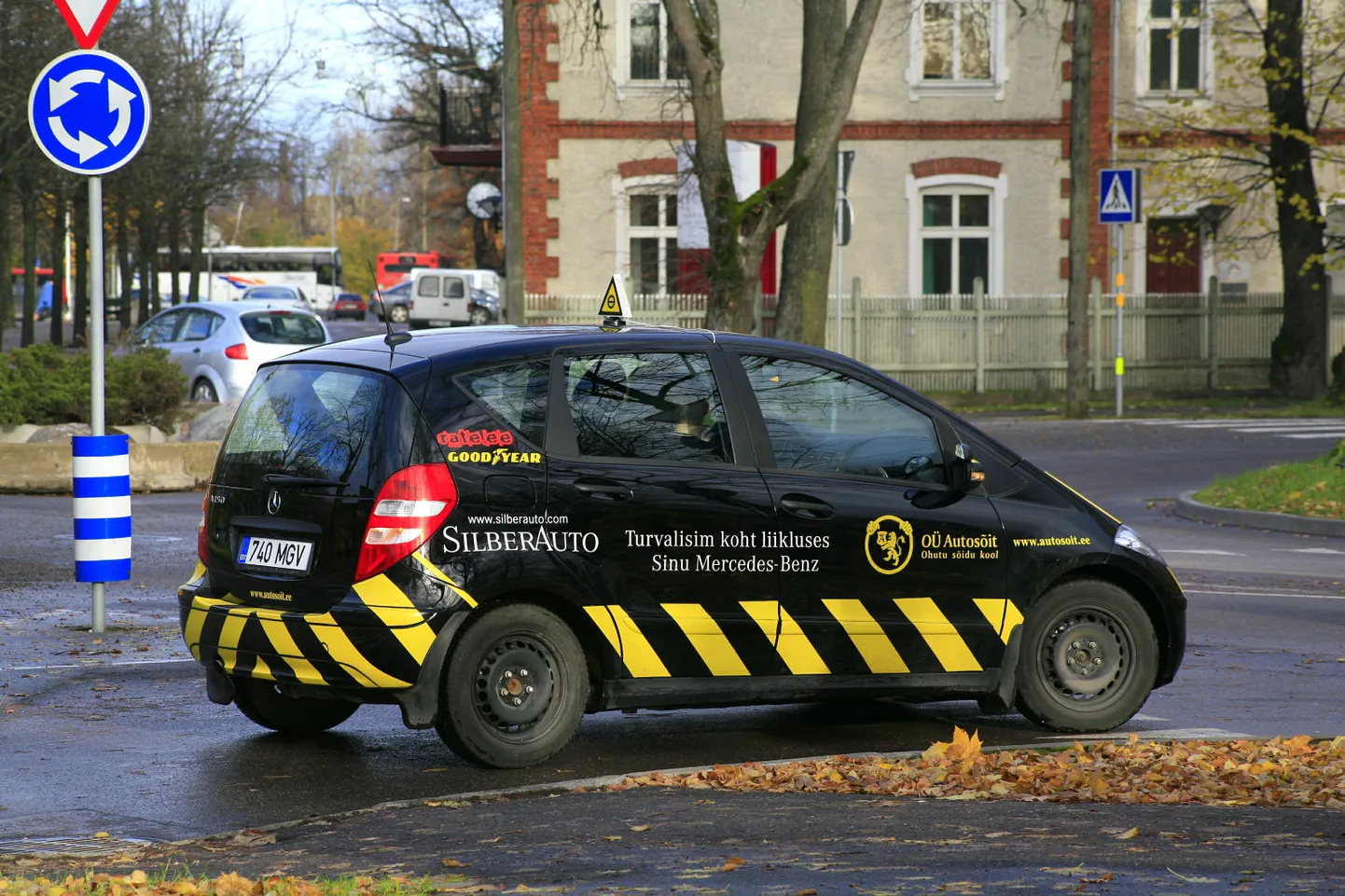 Õppesõiduauto. Foto on illustreeriv.
